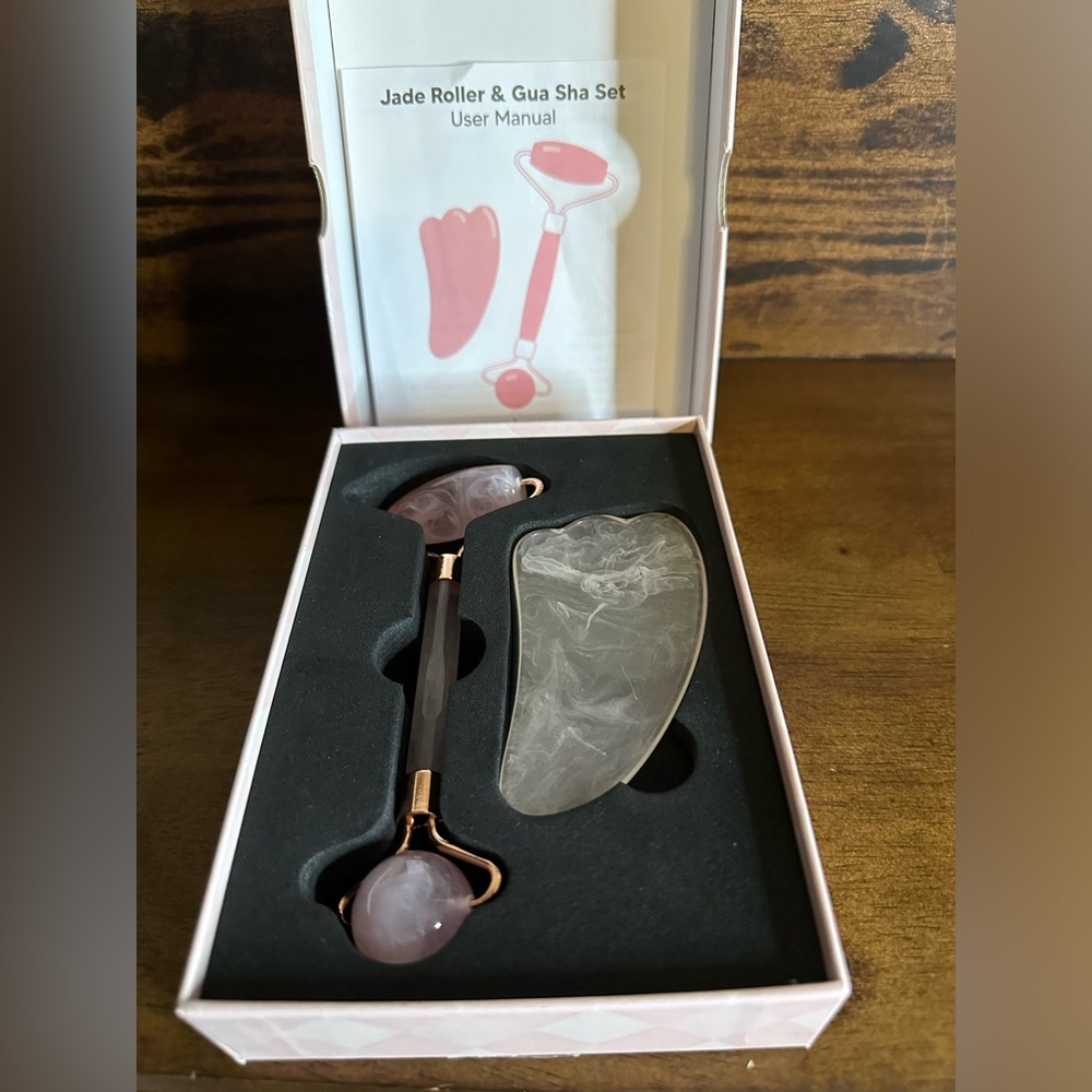 Jade Beauty Roller & Gua Sha Set NIB - Picture 2 of 3